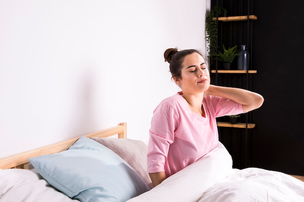 Foto gratuita donna fitness svegliarsi al mattino