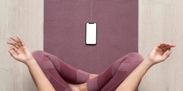 Женщина фитнеса со смартфоном с пустым экраном