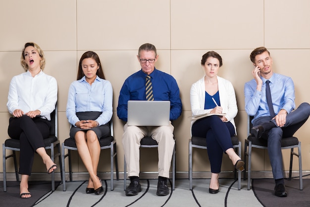 Foto gratuita cinque persone in attesa di colloquio di lavoro