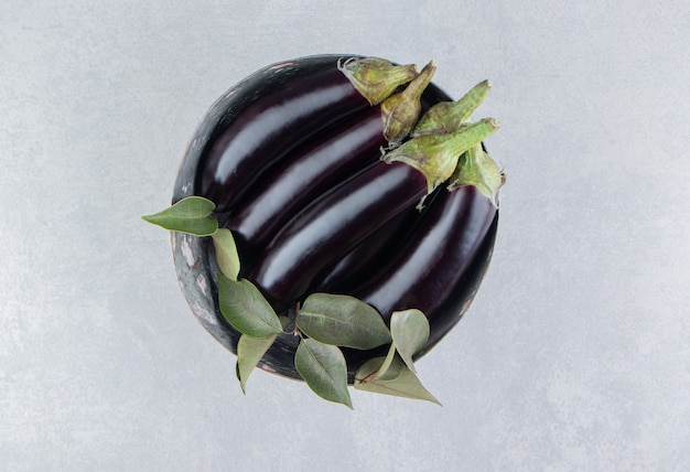 Free photo five delicious eggplant in the bowl on the white surface