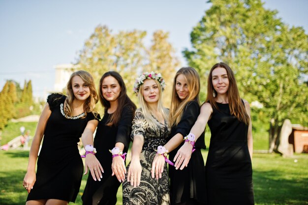 5명의 소녀들은 검은색 옷을 입고 암탉 파티에서 즐거운 시간을 보낸다.