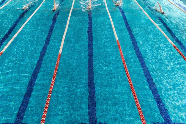 Бесплатное фото Пять мужчин пловцов мчатся друг против друга