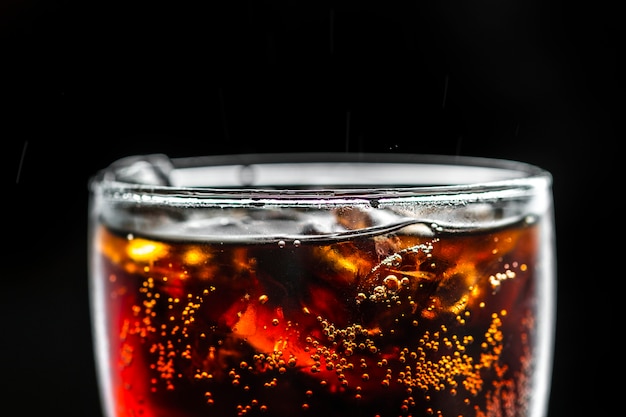 Foto gratuita colpo a macroistruzione della bevanda cola fizzy