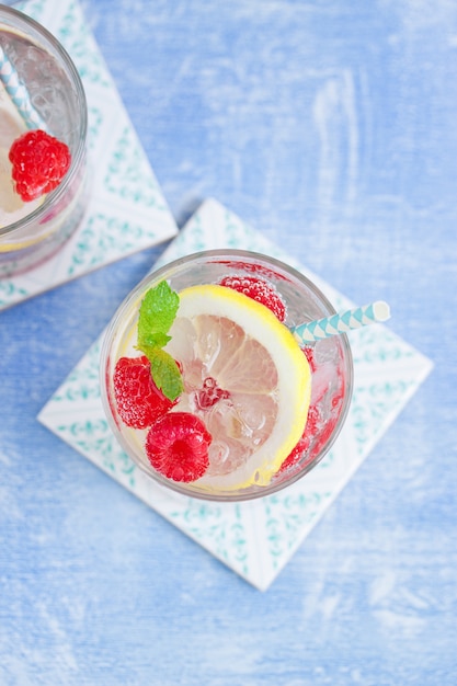 Free photo fizzy drink with raspberries