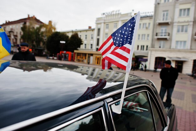 車の屋根にアメリカの国旗