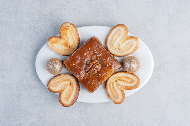 無料写真 大理石の表面に安物の宝石が付いている大皿の薄片状のクッキーとbakhlava