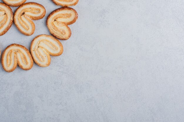 Free photo flaky cookies bundled together on marble surface