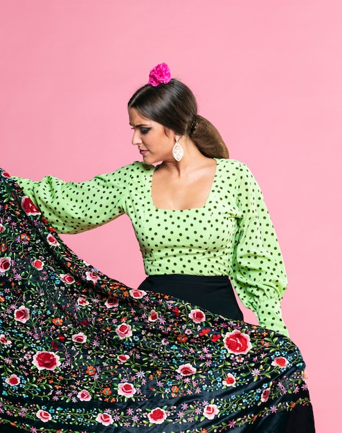 Flamenca holding manila shawl looking down