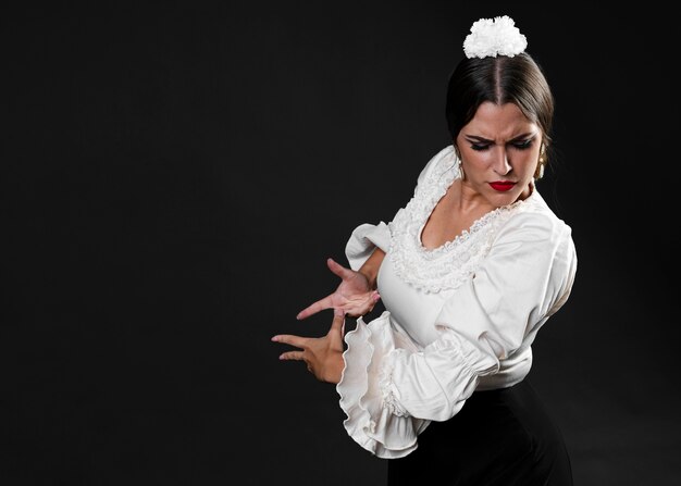 Flamenca performing traditional floreo