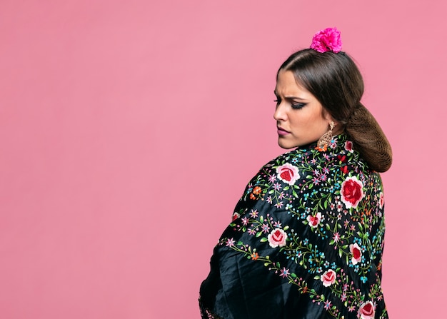 Flamenca wearing manila shawl with pink background