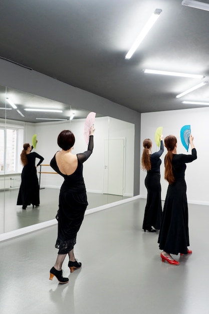 Бесплатное фото Танцовщица фламенко в студии