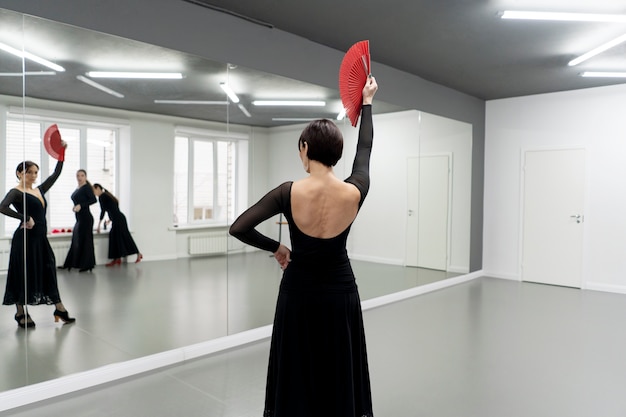 Foto gratuita ballerina di flamenco in studio