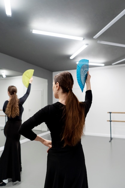 Foto gratuita ballerina di flamenco in studio