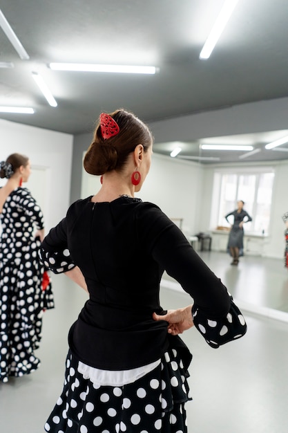 Foto gratuita ballerina di flamenco in studio