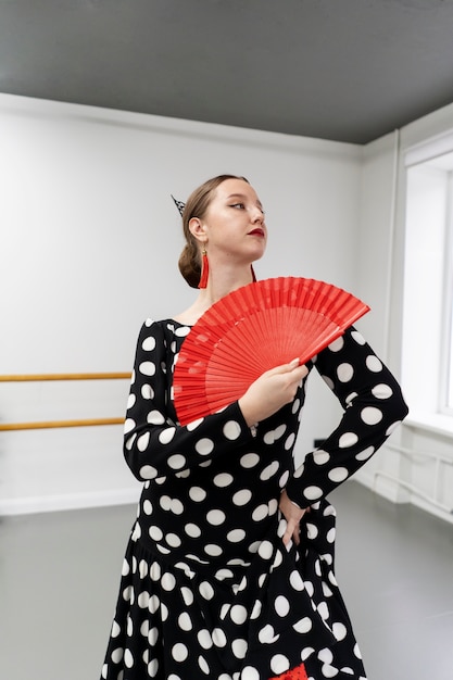 Foto gratuita ballerina di flamenco in studio