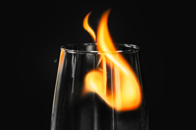 無料写真 燃えるようなタンブラーガラスの画像、審美的な燃える火の効果