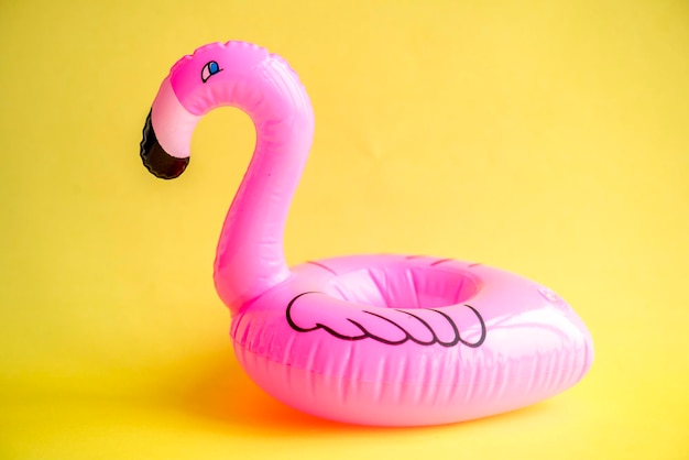Надувной фламинго на желтом фоне