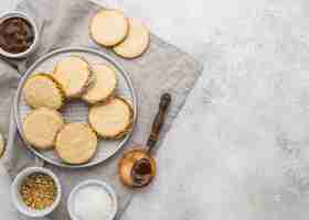 Free photo flat design of delicious alfajores with copy space