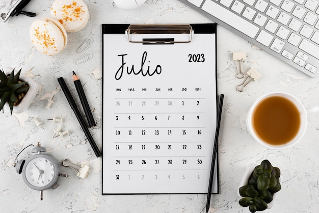 Foto gratuita calendario luglio 2023 piatto lay con tazza di caffè