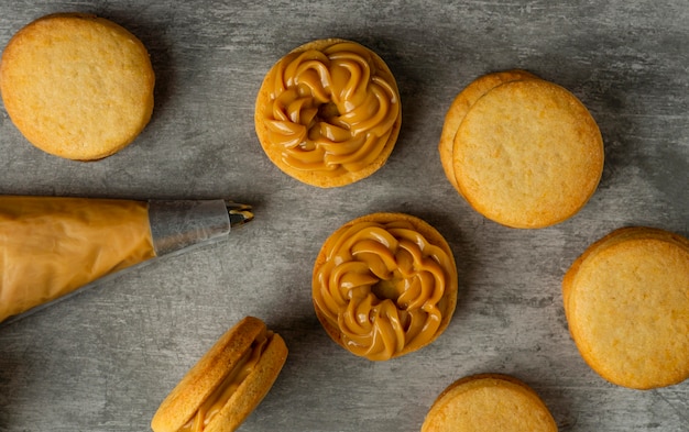 Free photo flat lay alfajores arrangement