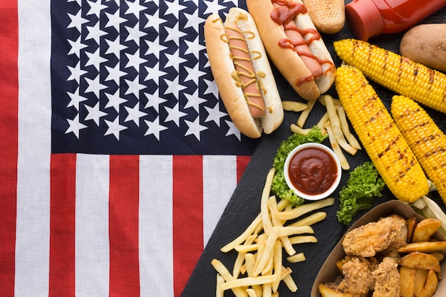 Foto gratuita disposizione piana di alimento americano con la bandiera dell'america