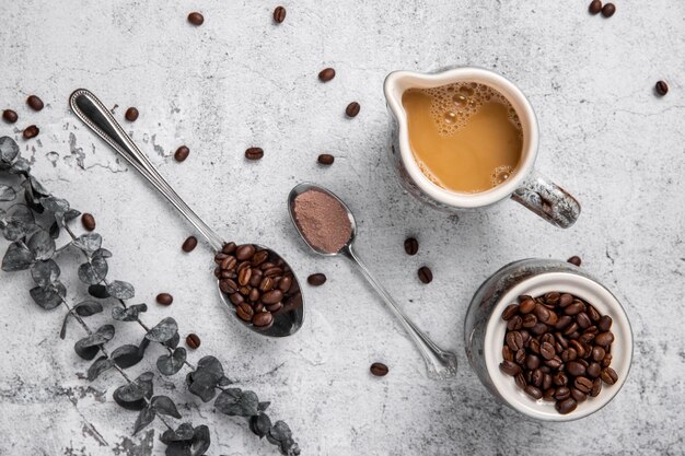 Плоская композиция из кофейных зерен и порошка с кофе