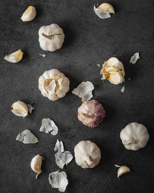 Free photo flat lay arrangement of garlic