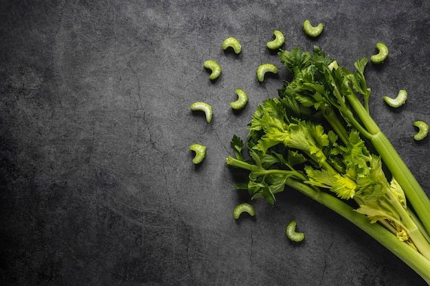 Free photo flat lay arrangement of green edible leaves