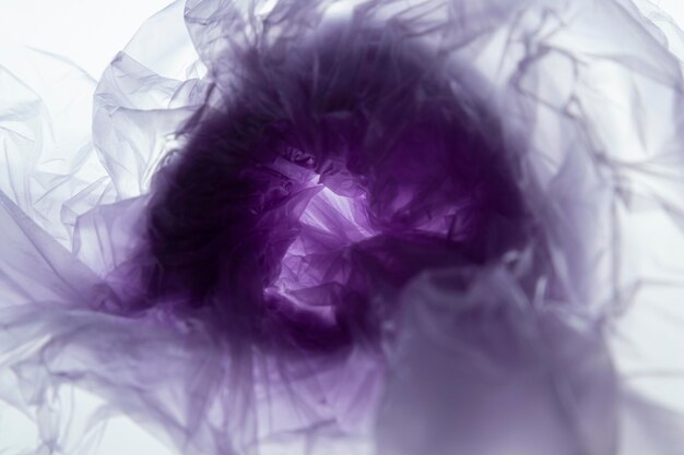 Плоская композиция из фиолетовых пластиковых пакетов