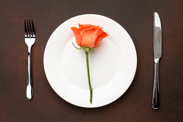 Плоская планировка на день Святого Валентина с оранжевой розой