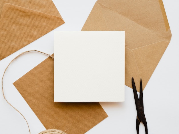 Плоская планировка белых и коричневых конвертов