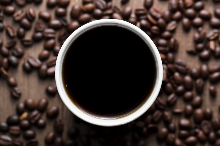 無料Photo ブラックコーヒーカップとフラットレイアウト配置