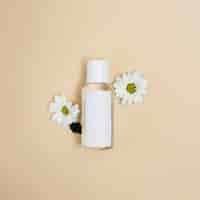 Free photo flat lay arrangement with bottle and daisies