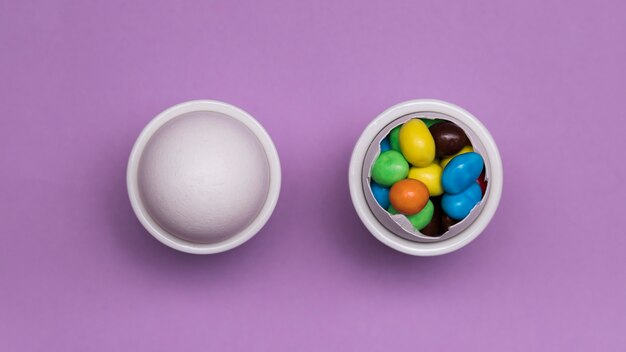 Плоская композиция с конфетами и яйцом