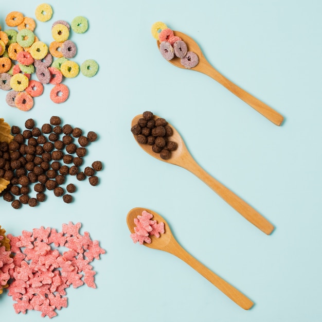 Disposizione piatta con cereali e cucchiaio di legno