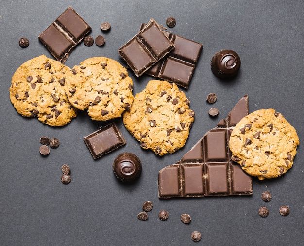 Foto gratuita disposizione piatta con cioccolato fondente e biscotti