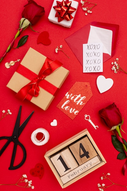 Free photo flat lay arrangement with gifts on red background