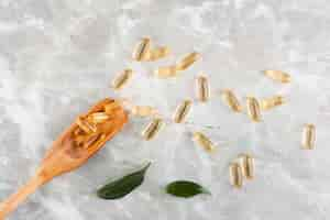 Free photo flat lay arrangement with pills on marble table