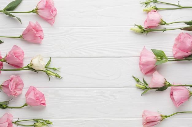 Плоская планировка с розовыми розами на деревянном фоне