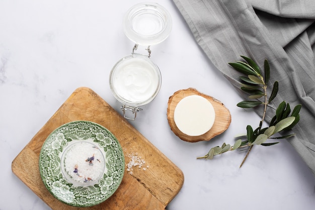 Flat lay arrangement with plate and cutting board