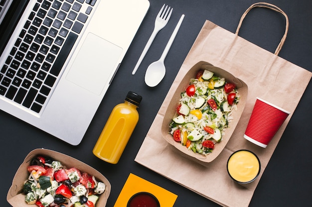 Free photo flat lay arrangement with salad and laptop