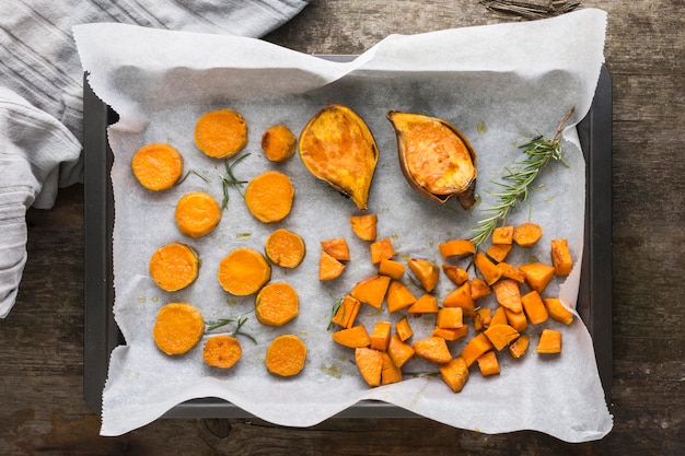 Foto gratuita disposizione piatta con patate dolci