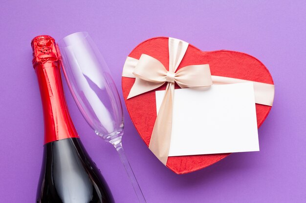 Плоская композиция с вином и коробкой в форме сердца