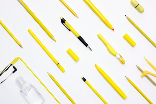 노란 연필로 평평한 배치