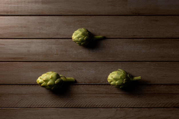 Flat lay artichokes on table