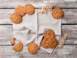 Foto gratuita assortimento piatto di biscotti e grano