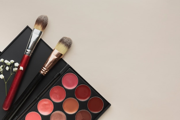 Free photo flat lay assortment with cosmetics and copy-space