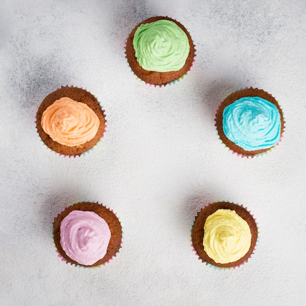 Free photo flat lay assortment with delicious muffins and white background