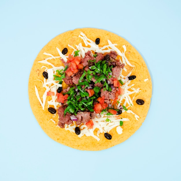 Плоский ассортимент с вкусной мексиканской едой на синем фоне