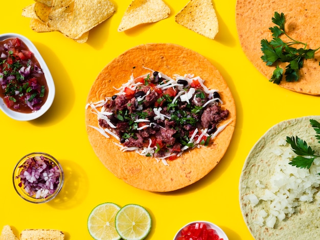 Ассортимент плоских блюд с традиционной мексиканской едой